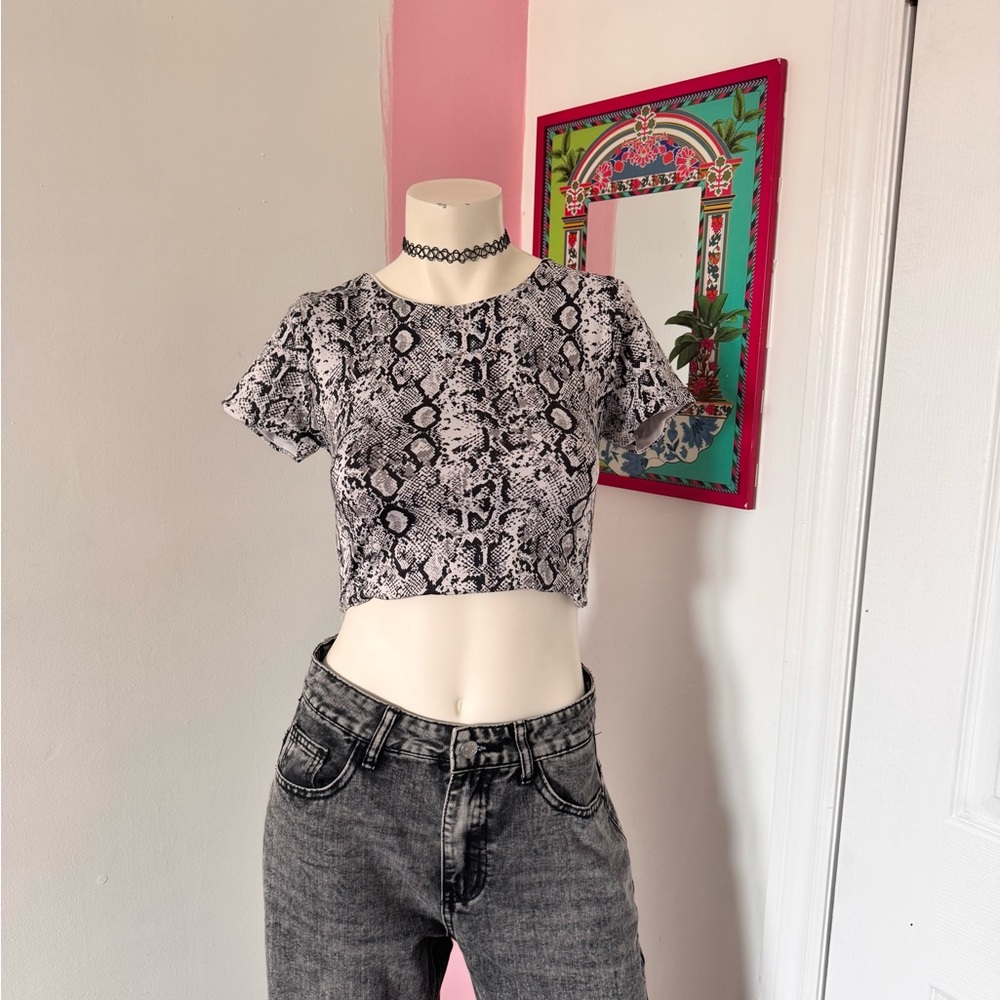 Black And Grey Snakeskin Print Short Sleeve Crop Top